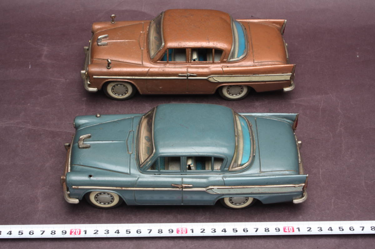 4047 当時物 ブリキ おもちゃ ミニカー 2台 色違い 1/18スケール 4047 当時物 ブリキ おもちゃ ミニカー 2台 色違い 1/18スケール