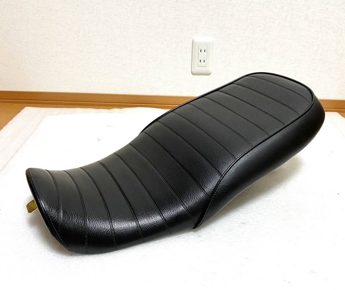 送料無料 超希少 美品 ZRX1200ダエグ Zrx1200DAEG タックロール シート