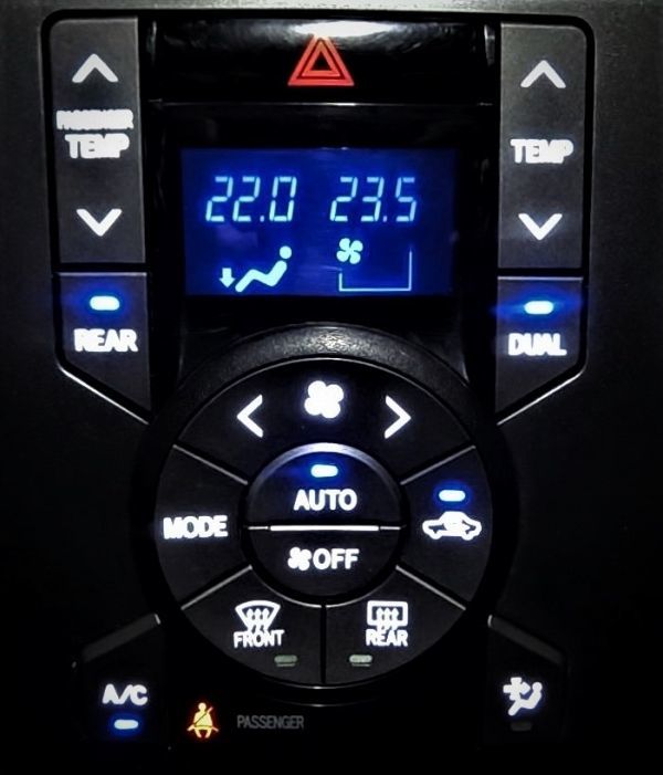 ヴォクシー ノア ZRR70W / ZRR75W エアコン打ち替え用LED1台分セット！ 予備付き☆ 送料込みの画像2