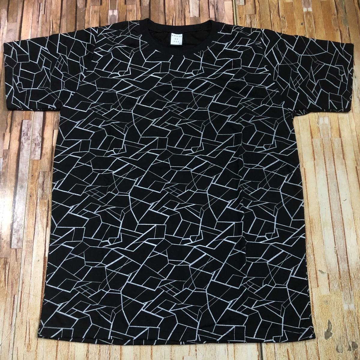  new goods * prompt decision * click post shipping * van kok departure \'HOUSE OF TEE\'. hand ... geometrical pattern ... Monotone pattern. total pattern print T-shirt * black *M