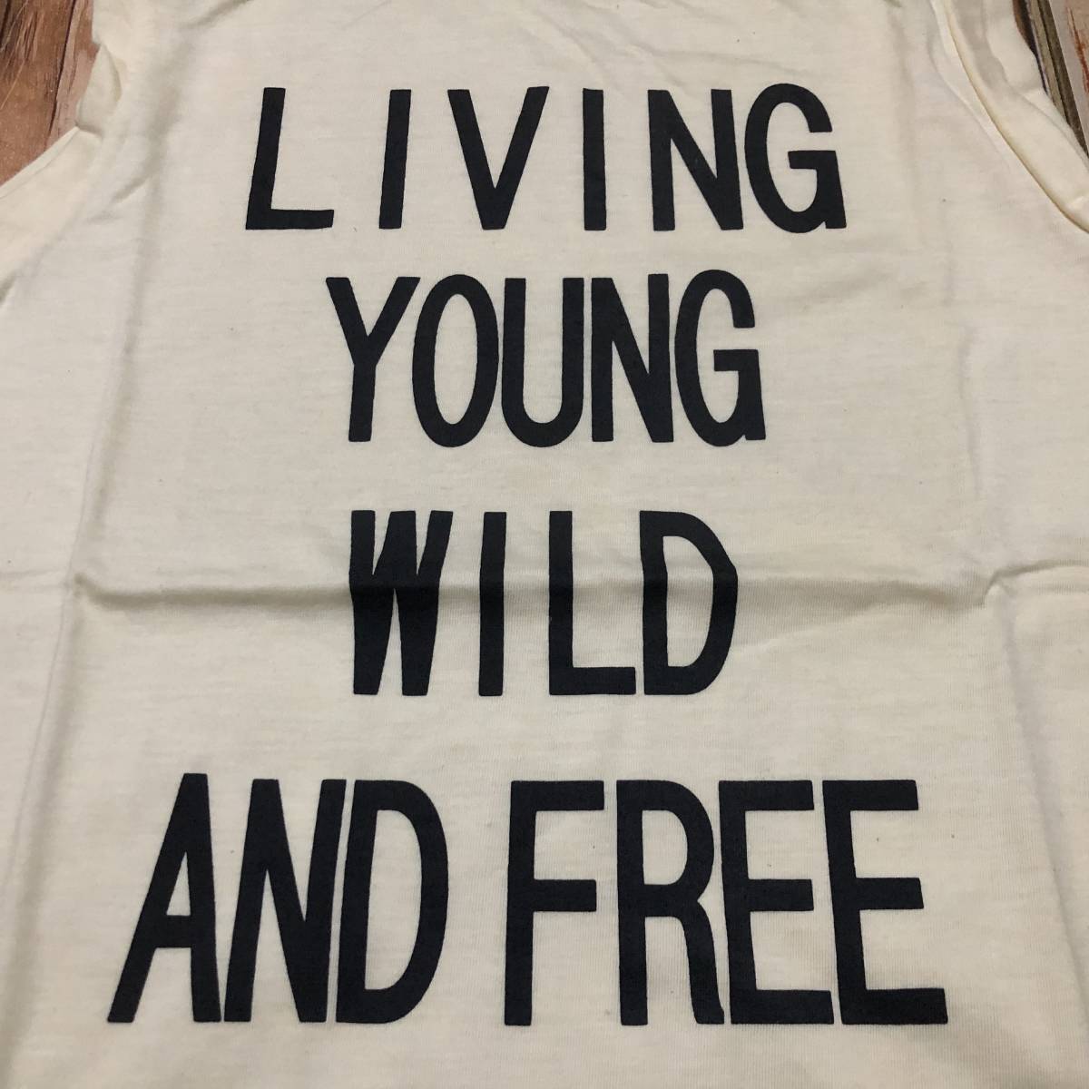 新品・即決・クリックポスト発送・タイで購入した’LIVING YOUNG AND FREE’のノースリーブＴシャツ・Ｍ_画像2