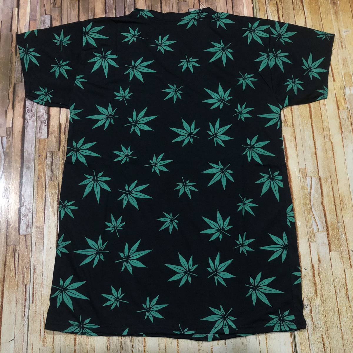 新品・即決・クリックポスト発送・マリファナ・大麻のリーフの総柄プリントＴシャツ・Ｖネック・Ｌ_画像4