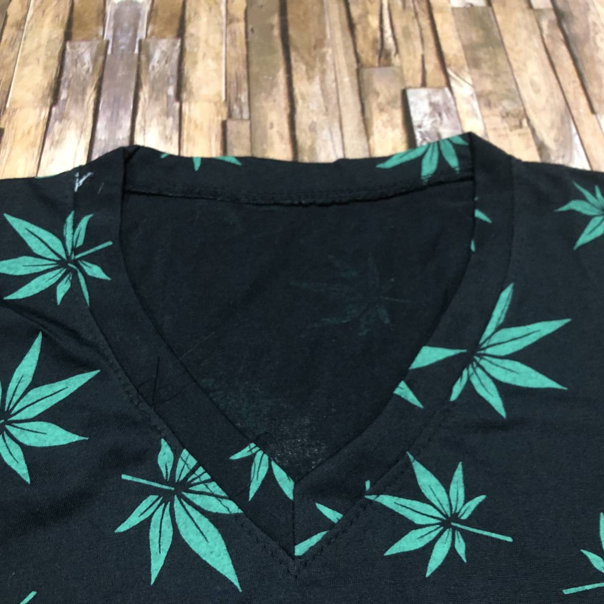 新品・即決・クリックポスト発送・マリファナ・大麻のリーフの総柄プリントＴシャツ・Ｖネック・Ｌ_画像3