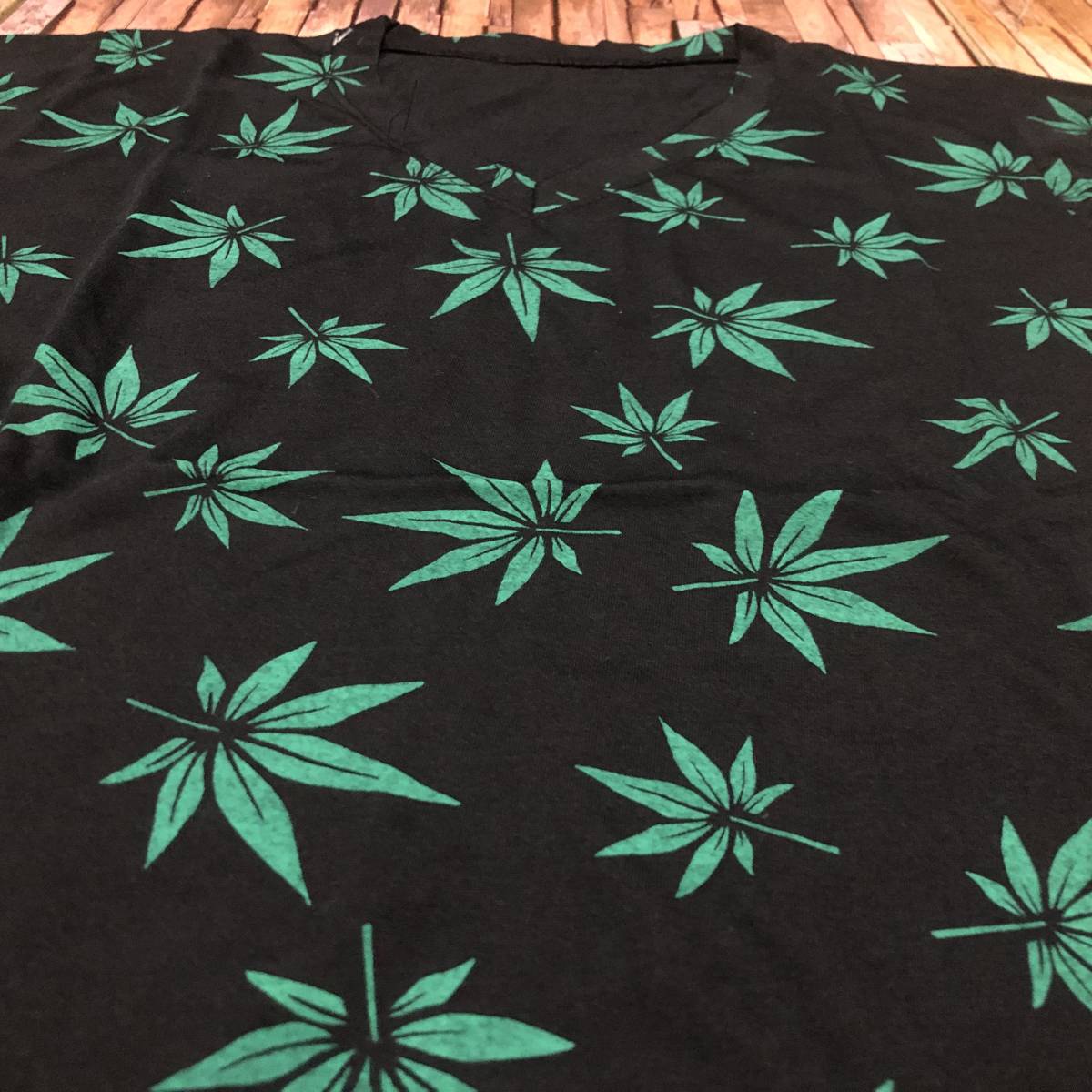 新品・即決・クリックポスト発送・マリファナ・大麻のリーフの総柄プリントＴシャツ・Ｖネック・Ｌ_画像2