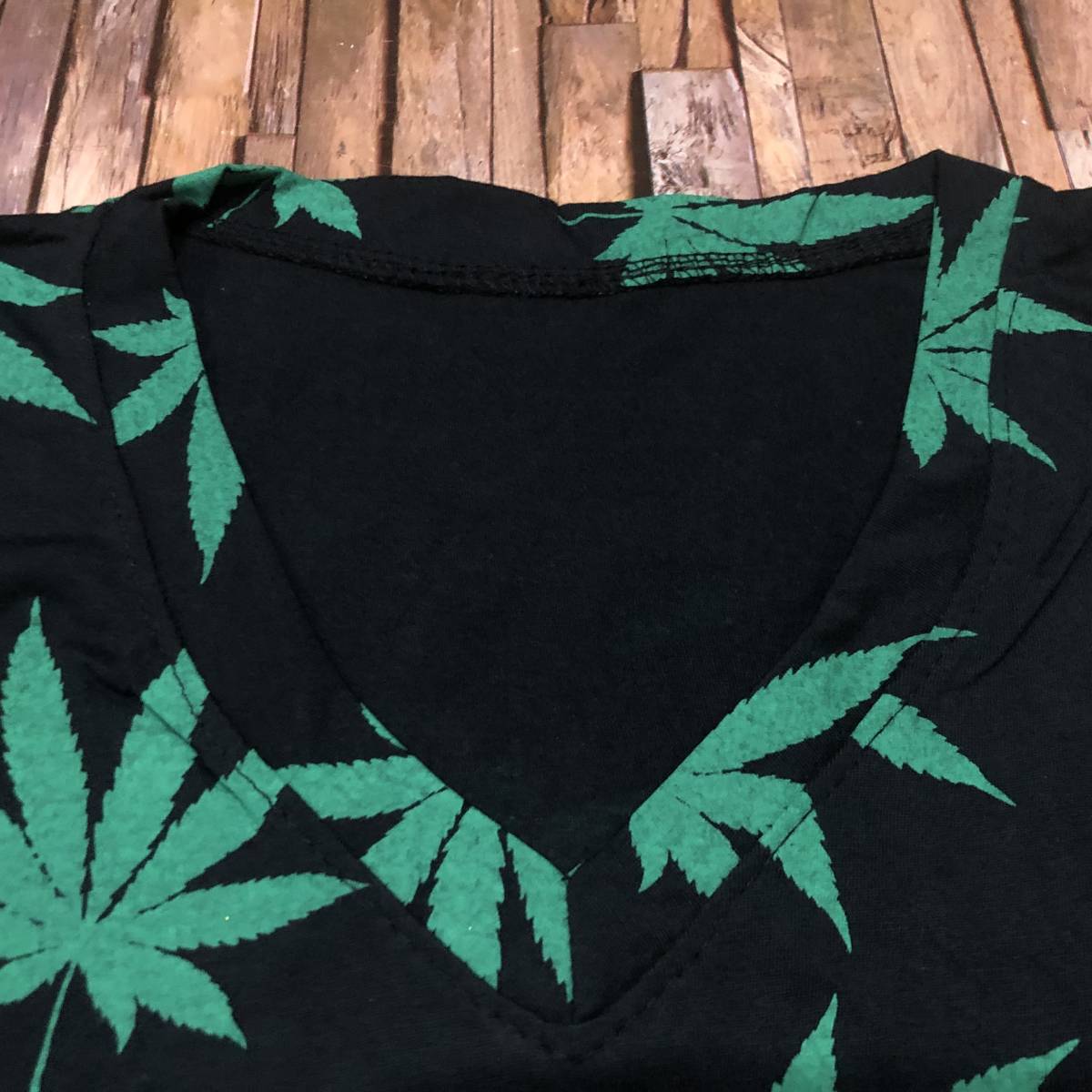 新品・即決・クリックポスト発送・マリファナ・大麻のリーフの総柄プリントのＶネックＴシャツ・Ｌ_画像3