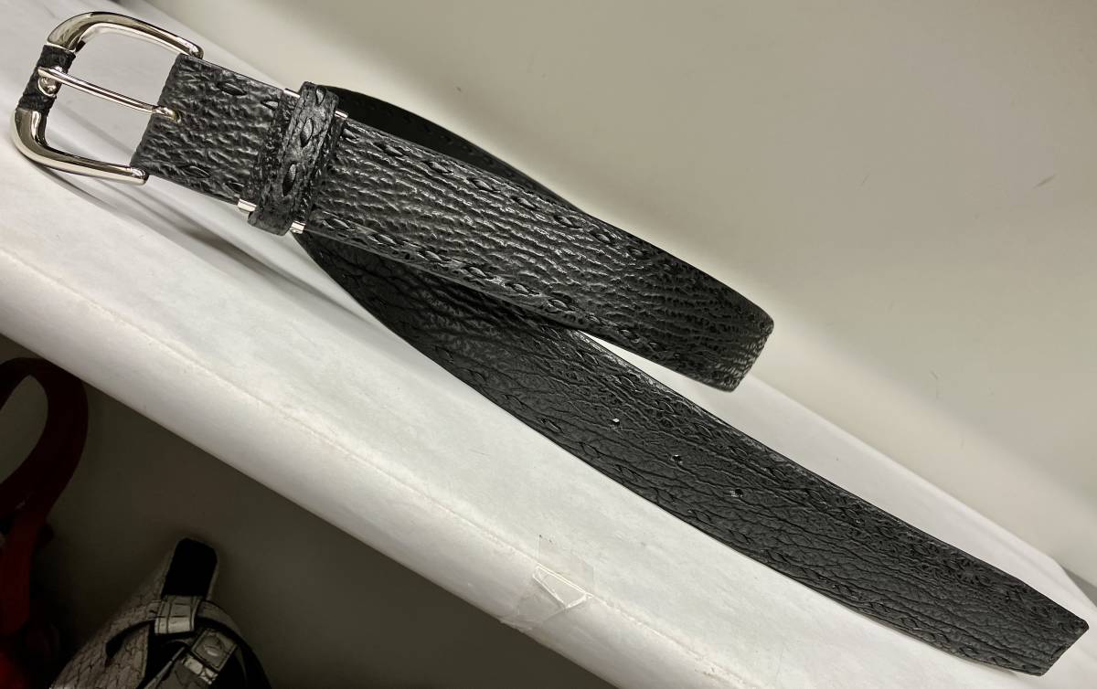国産、シャーク鮫革使いこメンズフリーサイズ４０mm幅ベルト、艶消しのブラック_画像2