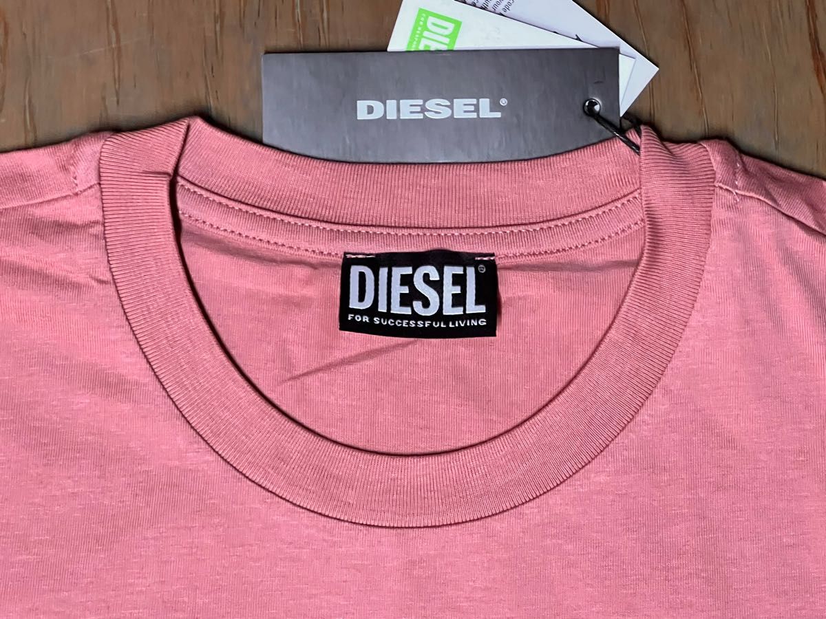 DIESEL  レディース　新品未使用　Mサイズ　Tシャツ　カットソー　コットン　綿　ロゴ　サーモンピンク　半袖　ディーゼル