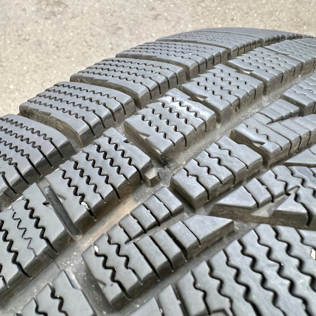 スタッドレスタイヤ2本セット　Hankook Winter i*cept Iz2a(ハンコック ウィンター アイセプト)　195/65R15　2020年製　3/5ミリ_画像6