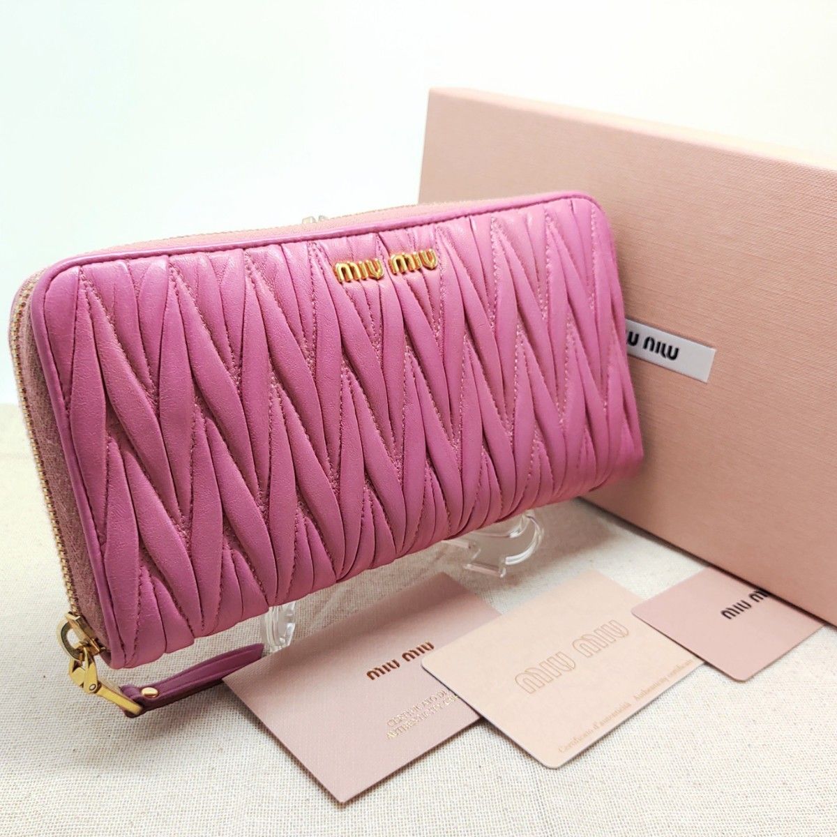 大切な人へのギフト探し 《新作新品同様》miumiu 長財布 マトラッセ