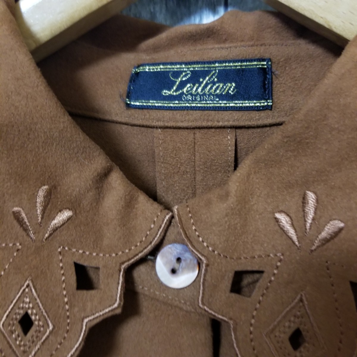 Leilian　レリアン　デザイン　シャツ　フェイクスエード　大きいサイズ　13+　刺繍　ブラウン系　レディース_画像6