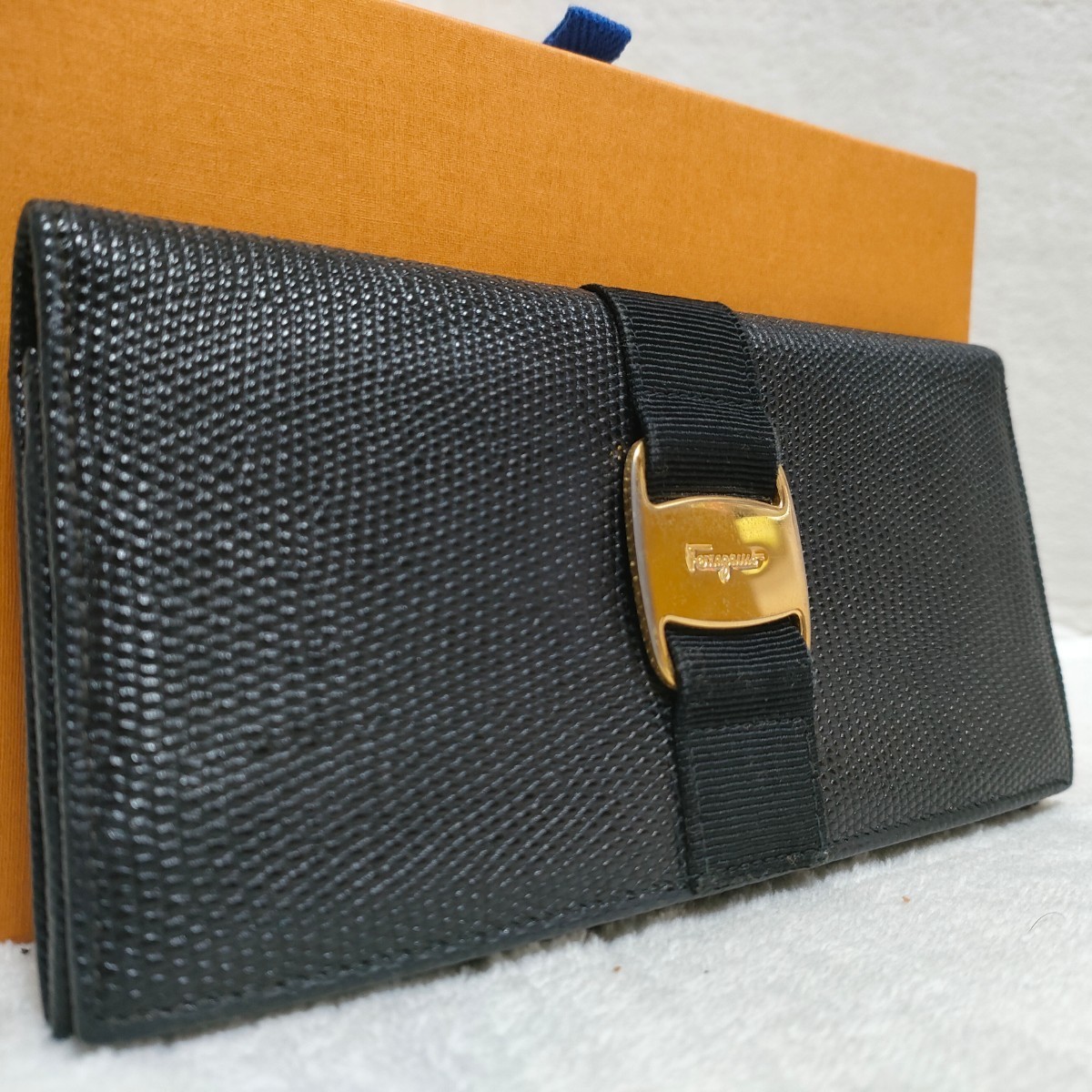 極美品✨サルヴァトーレフェラガモ 二つ折り財布 ヴァラリボン