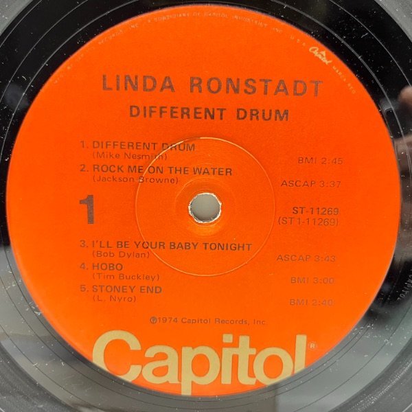 美盤!! 初版 ビッグCapitol-Logoリム USオリジナル LINDA RONSTADT Different Drum ('74 Capitol) ストーン・ポニーズ時代の楽曲含むベスト_画像3