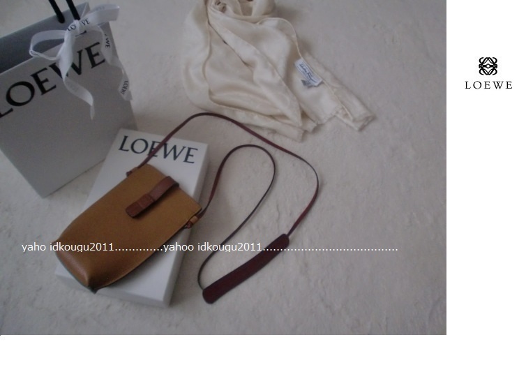  regular price approximately 9.1 ten thousand LOEWE buy /VERY DOMANI publication! Loewe pocket shoulder card inserting attaching smartphone bag pochette Cross body as good as new 