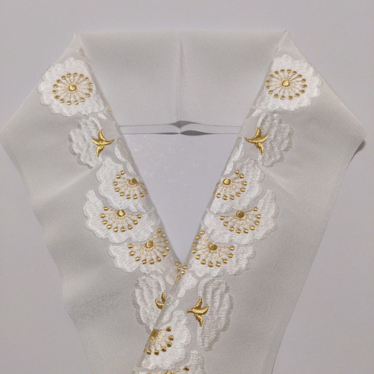 半衿　半襟　刺繍　ししゅう　白×ゴールド　袷　着物　襦袢に　衿秀　和想庵　八重桜　さくら　白　金　刺繍半衿