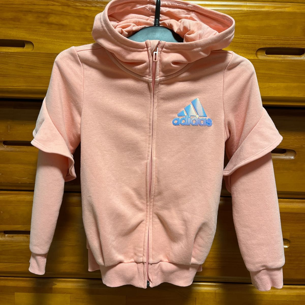 adidas ビッグロゴ パーカー キッズ サーモンピンク 130サイズ 中古 腕