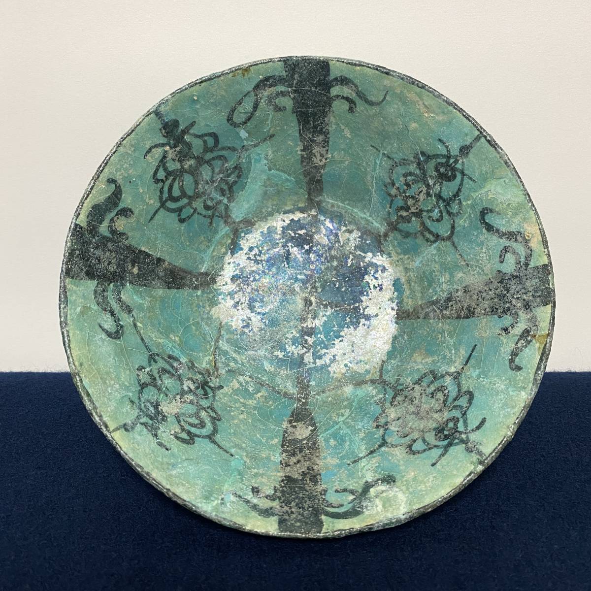 ペルシャ古陶 13世紀 銀化青釉黒彩花文鉢 高さ9.3cm 径18.9cm 発掘出土