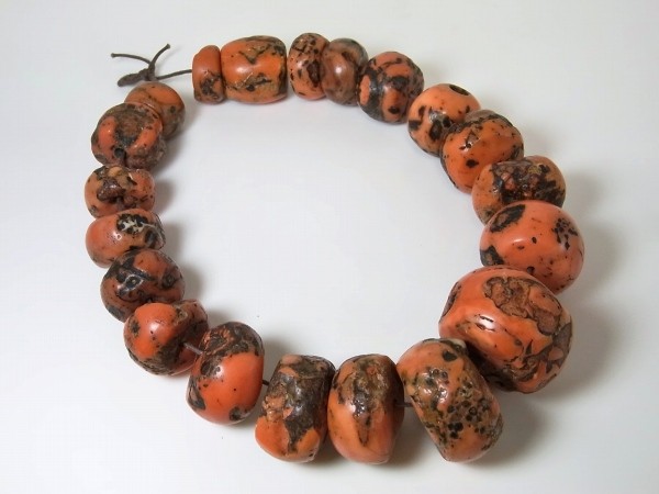 # intense!!! Old himalayan coral, extra-large size. [ mountain ..]20 sphere ream!#chi bed coral chibe tongue antique beads . heaven .