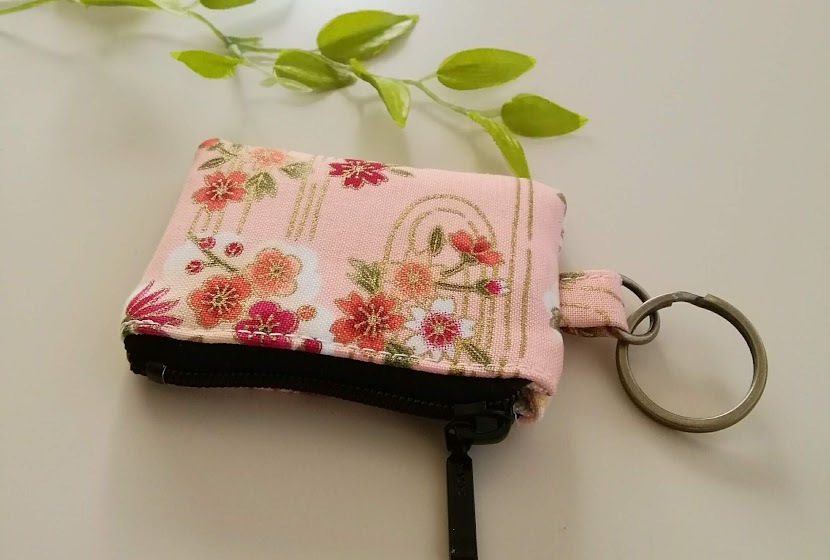 ハンドメイド〈小銭が入るキーホルダー〉ミニミニポーチ 昭和レトロ*ポップな自販機柄 (7×5)※ピルケ-ス/コインケ-ス ハンドメイド〈小銭が入るキーホルダー〉ミニミニポーチ 昭和レトロ*ポップな自販機柄 (7×5)※ピルケ-ス/コインケ-ス
