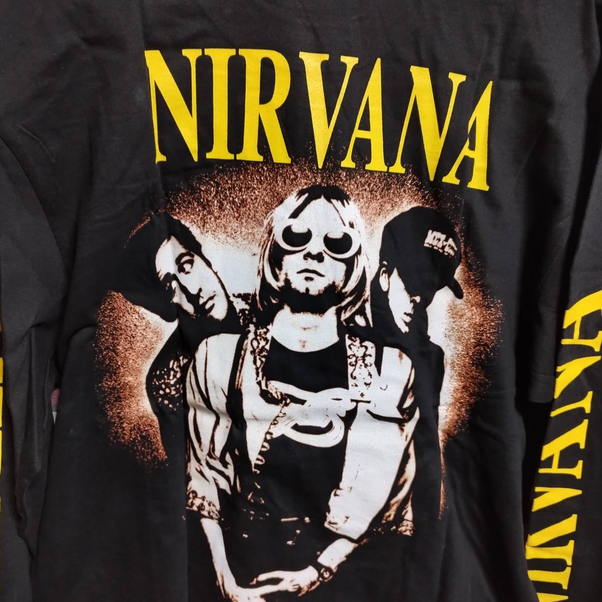 人気柄★ NIRVANA ニルヴァーナ　ロンＴ　長袖シャツ 厚手【Lサイズ】送料無料☆ バックプリントあり KURT COBAIN カート コバーン  バンドT