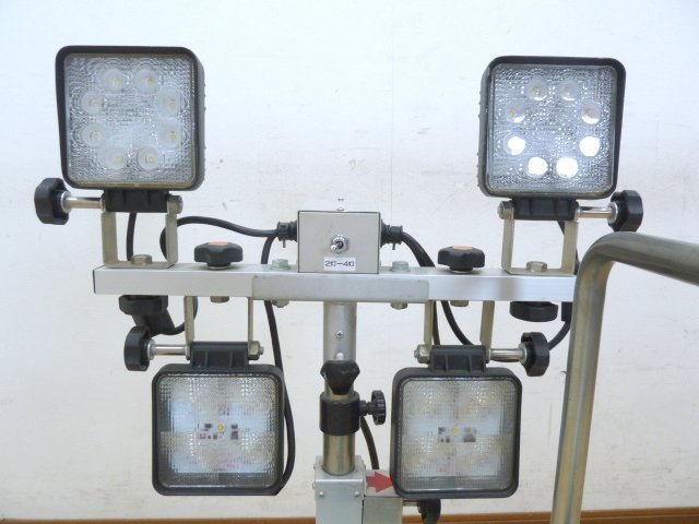 充電式 LED 投光機 (1) 4灯 W340×D410×H900～1420mm バッテリー キャスター ライト ランプ 照明 工事 工場 作業灯 イベント 夜間作業の画像4