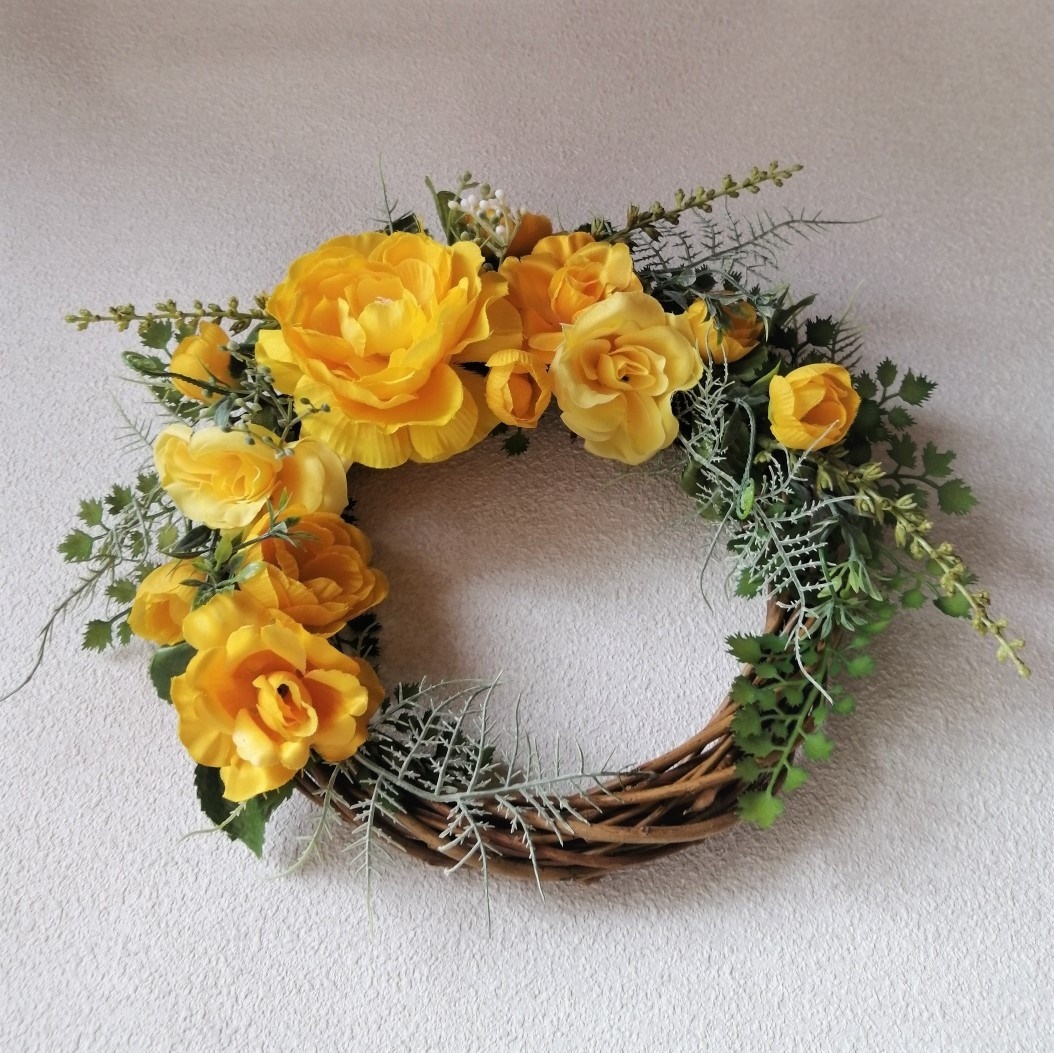  interior * ornament *... yellow color. la naan kyulas. lease [A] lease ornament artificial flower gift entranceway new building festival . marriage festival .