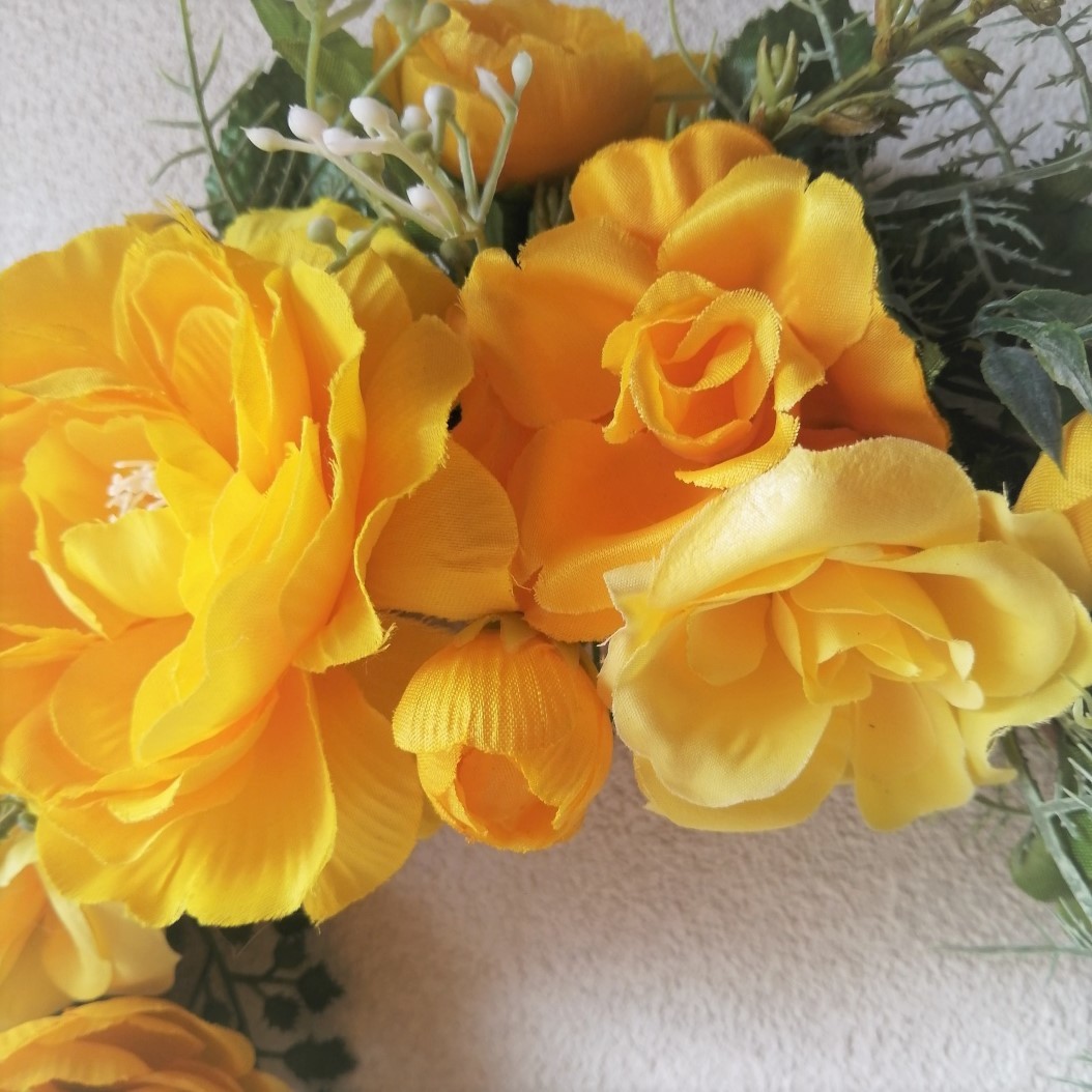  interior * ornament *... yellow color. la naan kyulas. lease [A] lease ornament artificial flower gift entranceway new building festival . marriage festival .