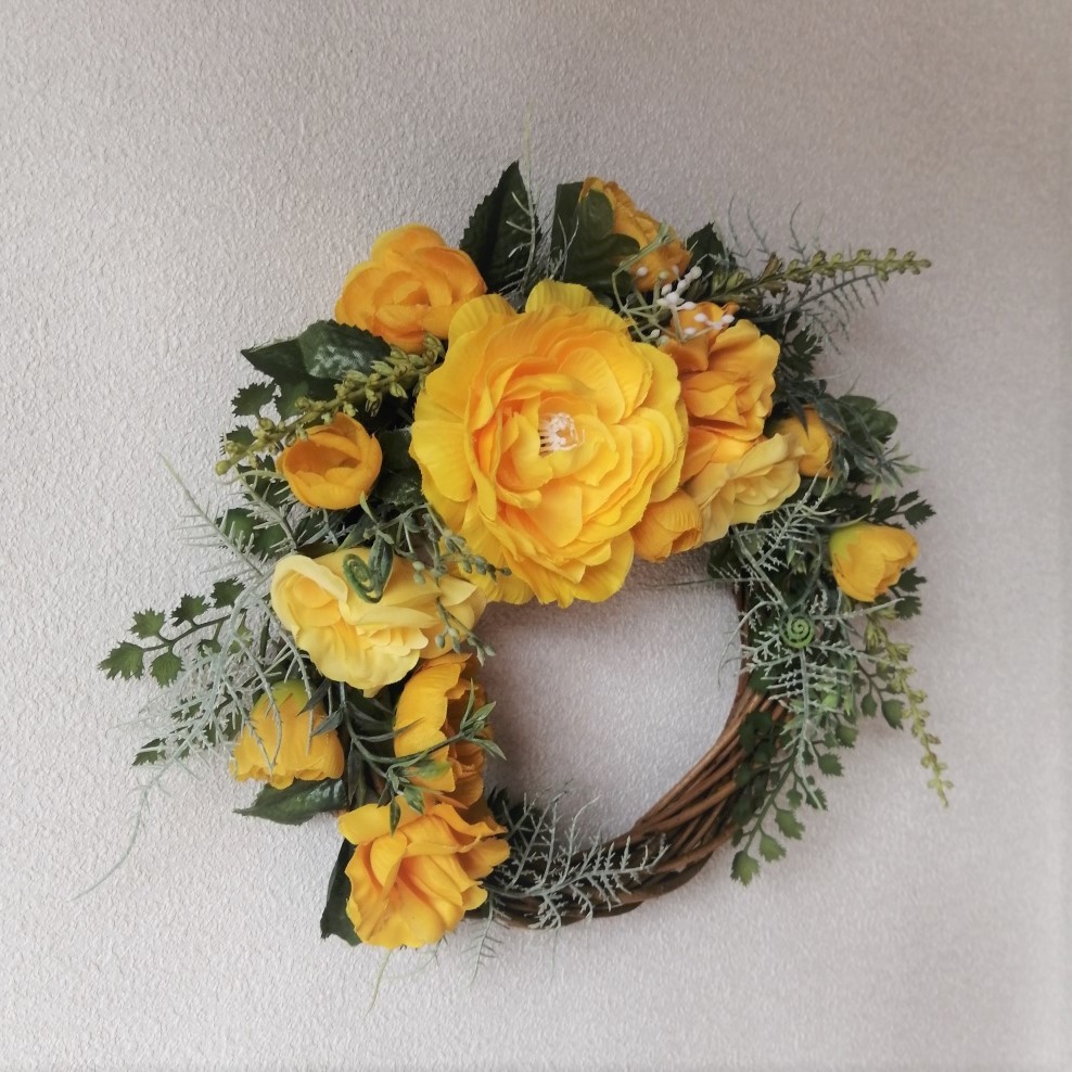  interior * ornament *... yellow color. la naan kyulas. lease [A] lease ornament artificial flower gift entranceway new building festival . marriage festival .