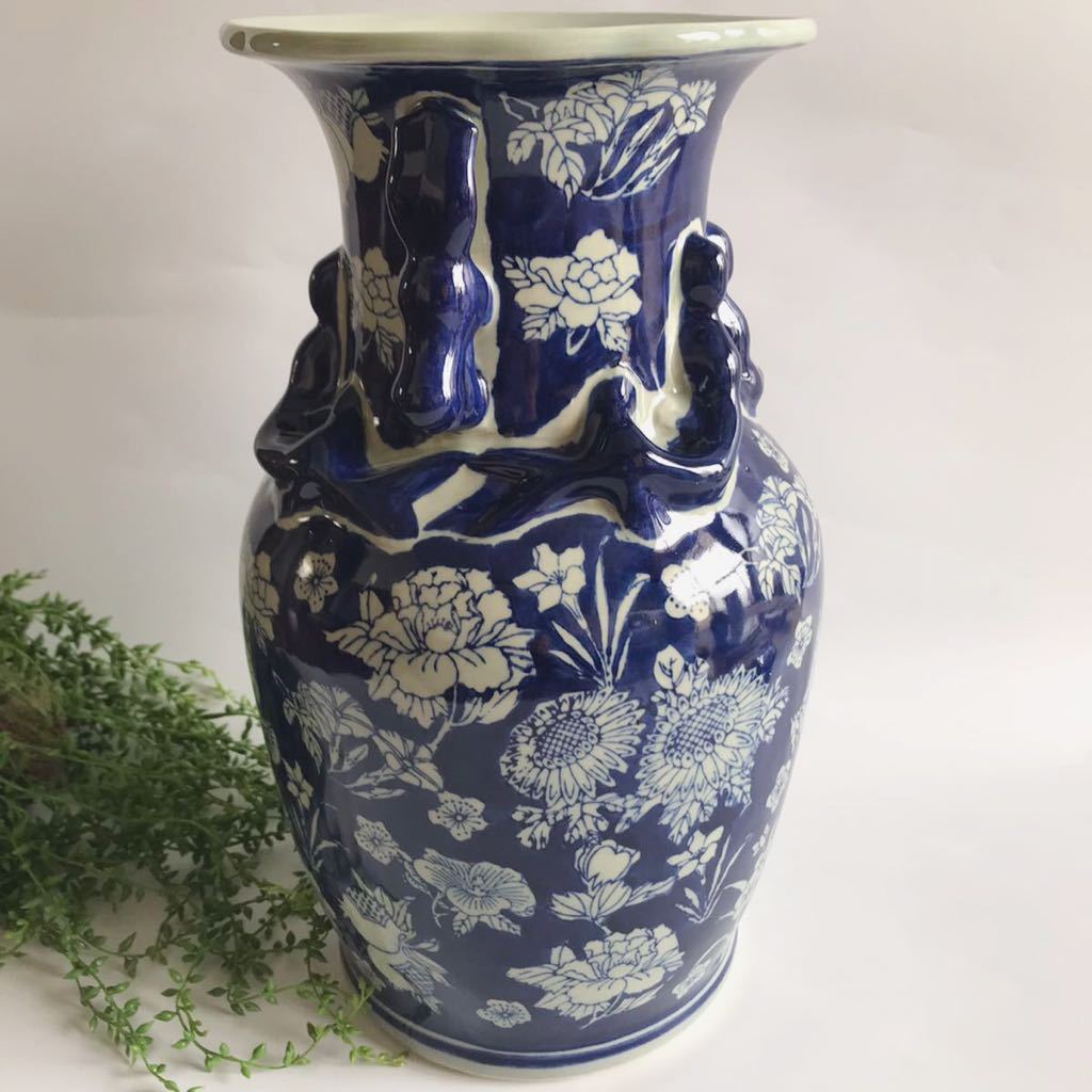 [.] China / белый фарфор с синим рисунком / цветок ./ уголок имеется / ваза / ваза для цветов / цветок входить / украшение / высота 35cm