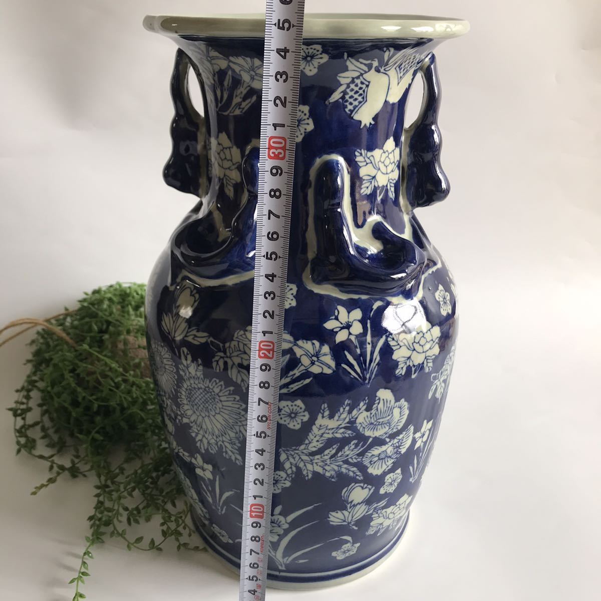 [.] China / белый фарфор с синим рисунком / цветок ./ уголок имеется / ваза / ваза для цветов / цветок входить / украшение / высота 35cm