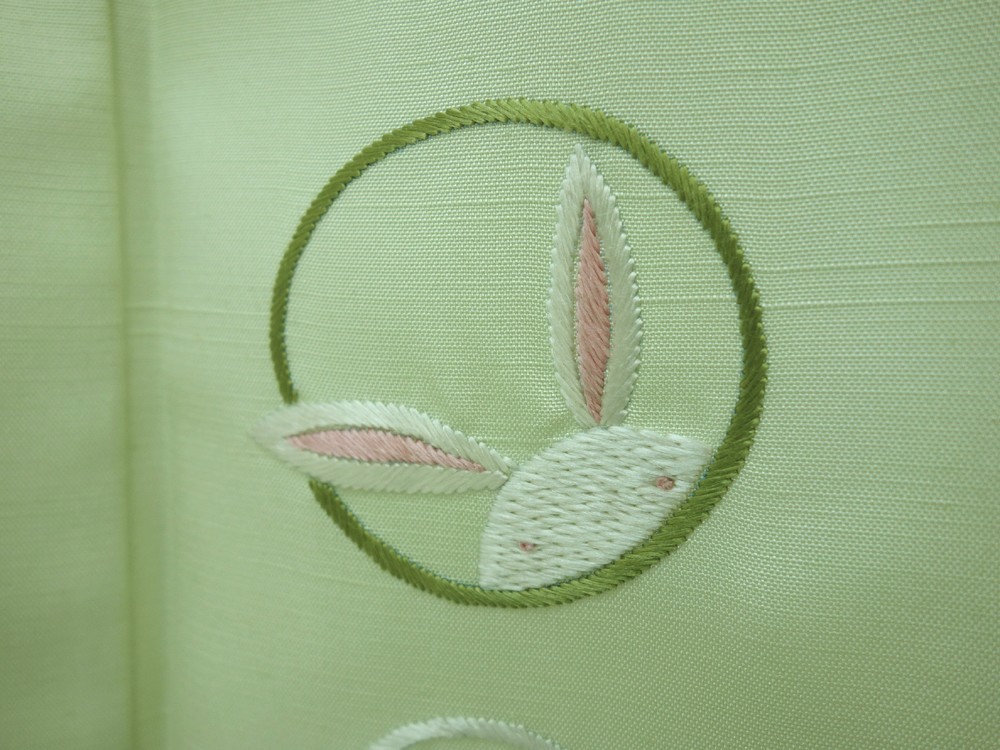 ☆5419-23☆ 中古美品 単衣 付下げ 黄緑色 刺繍 ウサギ模様 裄68㎝ 敷