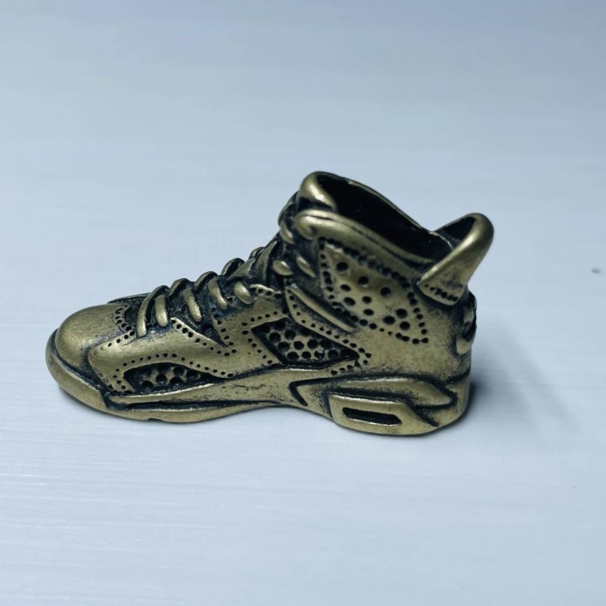 WX636中国文化 ミニ靴 古銅 工芸品 開運 風水の置物 外国硬貨 海外記念メダル硬貨 重さ約20g_画像1