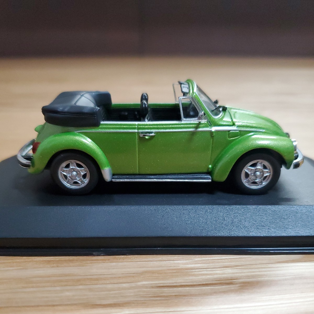 1/43 ミニチャンプス ミニカー/Volkswagen Beetle 1303 Cabriolet 1974 Viperngrun metallic/フォルクスワーゲン ビートル 1303 カブリオレ_画像3