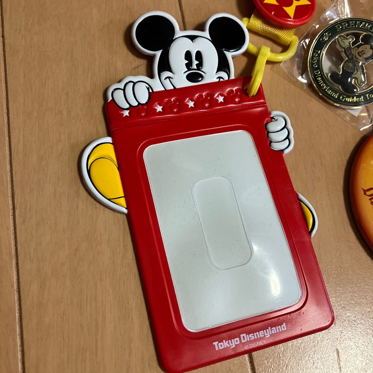 【新品】海外ディズニーチケットホルダーピンバッチDisneyland 3個セット ディズニーランド チケットホルダー 缶バッチ ピンバッジ 3点