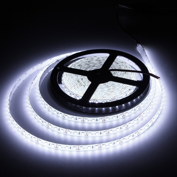 【匿名配送】 LEDテープライト ホワイト 600連 白ベース 専用コネクター付 5m 防水 12V LED テープ 白 車 自動車 バイク オートバイ_画像1