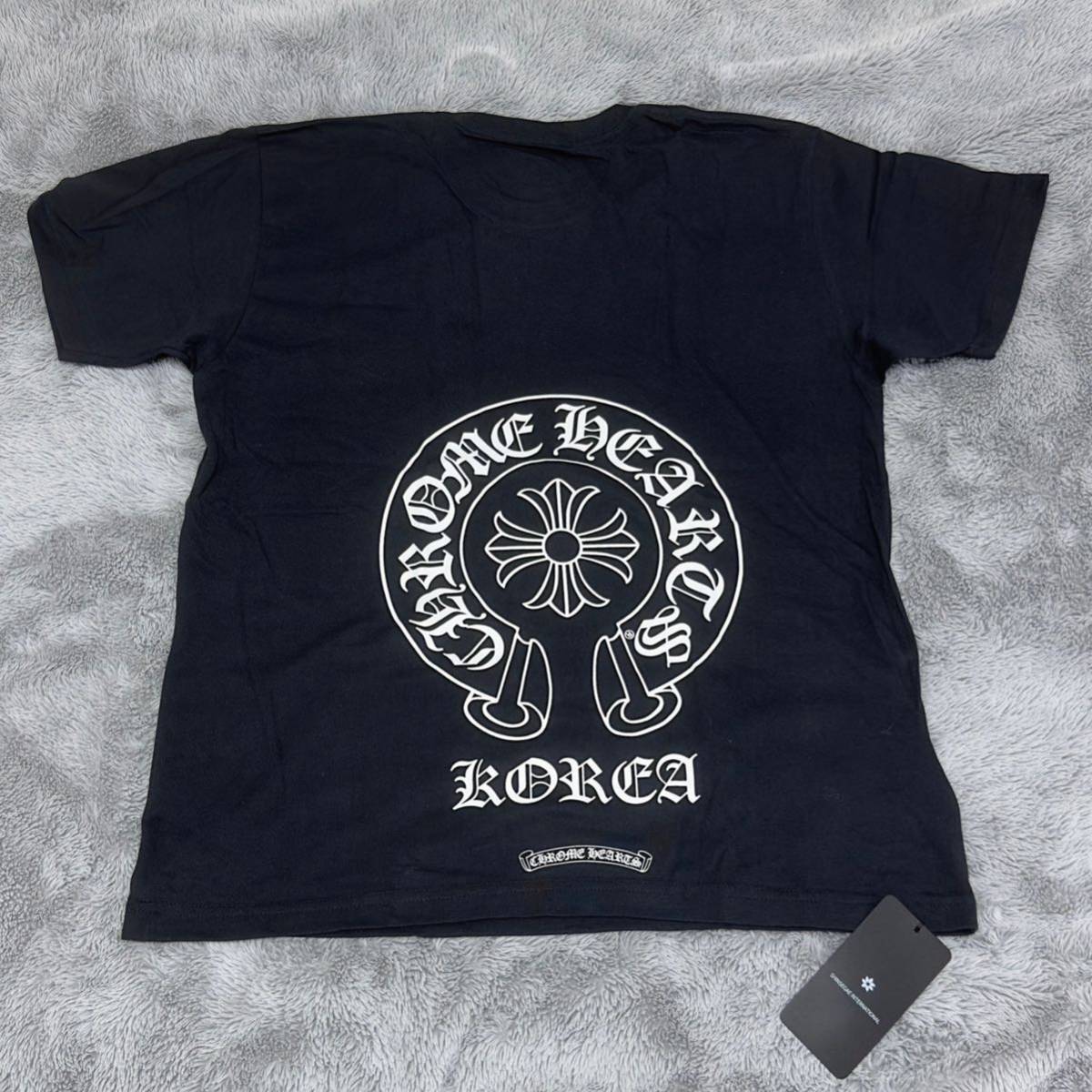 2023SS★韓国限定★【CHROME HEARTS】クロムハーツ ホースシュー KORIAロゴ Tシャツ　ブラック ギフト用ラッピング！