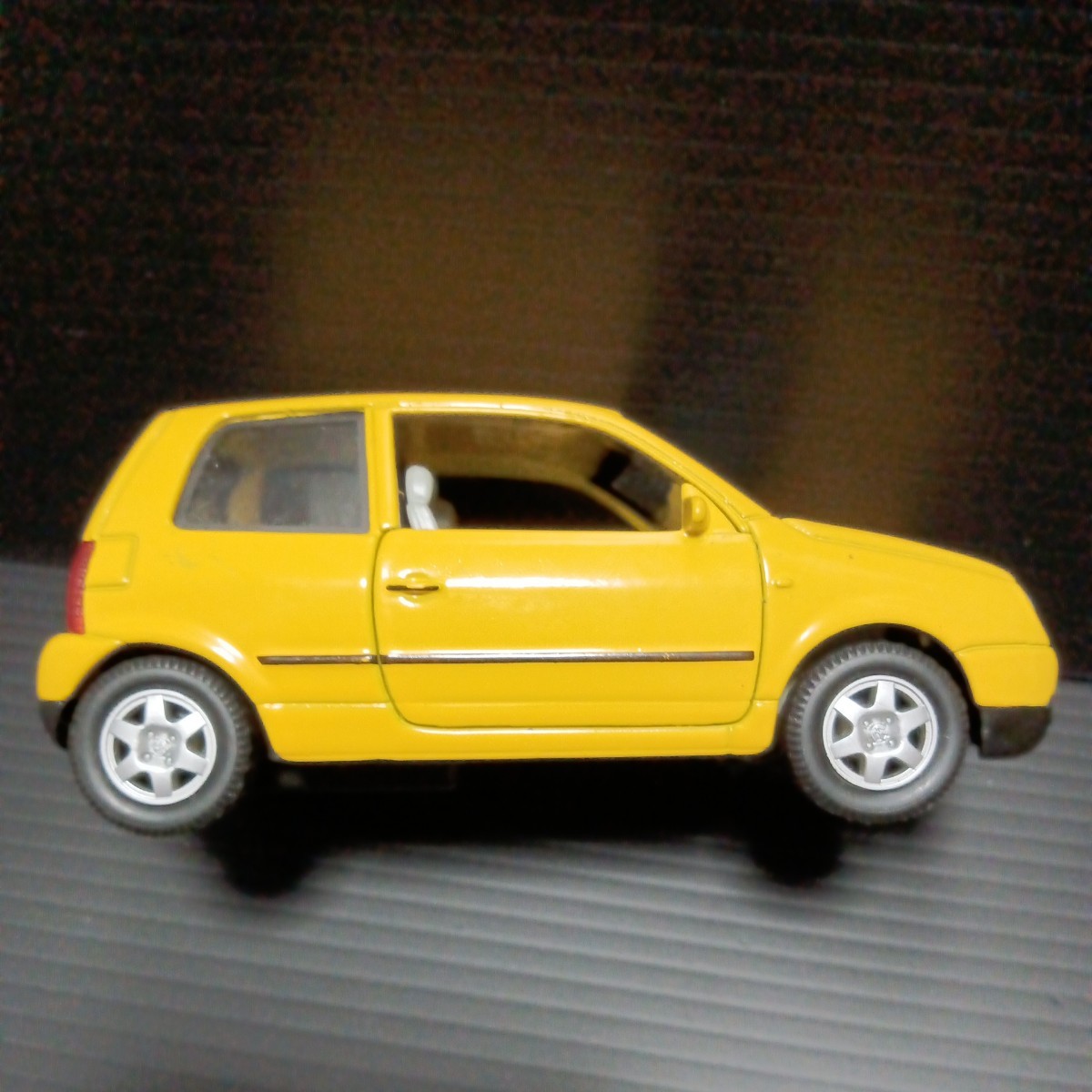 WELLY「フォルクスワーゲン LUPO」ミニカー ルポ イエロー WELLY「フォルクスワーゲン LUPO」ミニカー ルポ イエロー