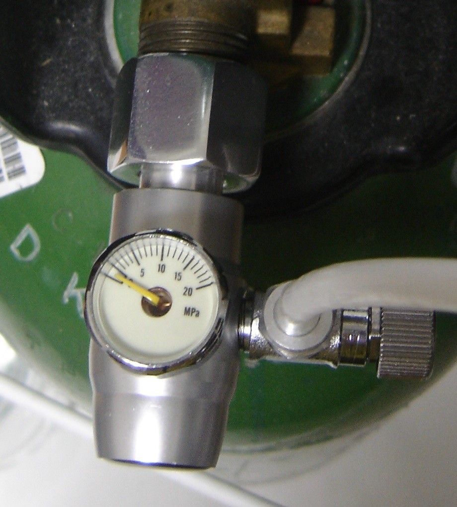 減圧機能ミニレギュレーター　大型ボンベ（ミドボン）用　ミドボン対応　CO2レギュレーター 6mmチューブ付属 工具不要