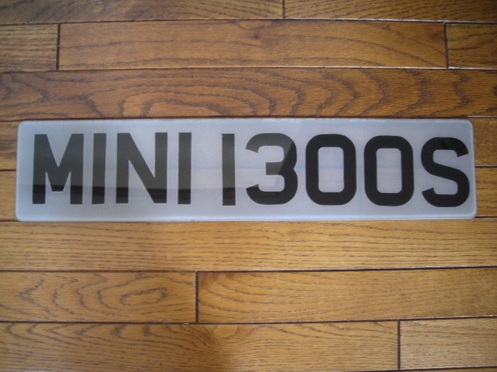 MINI 1300S クラシック（ローバー）ミニ ユーロ(イギリス) 樹脂ナンバープレート REFLECTO-LITE TM 中古 W:約52cm X H:約12cm X D:約0.4cm_画像1