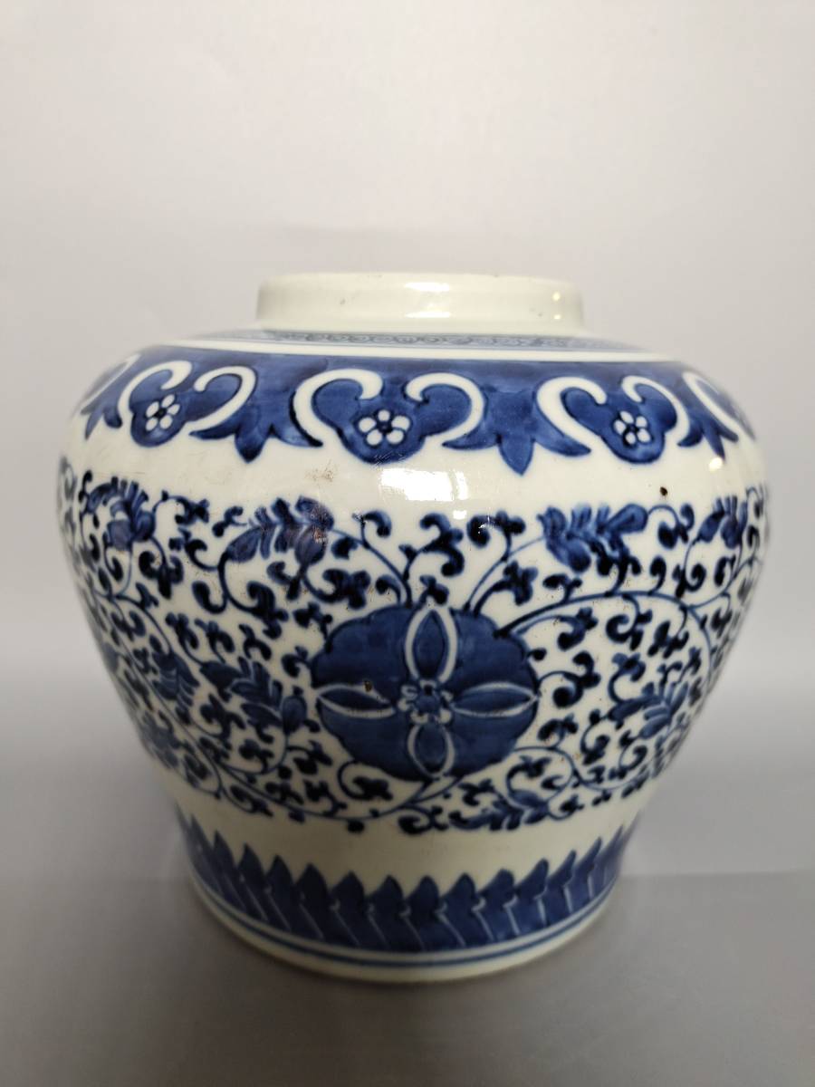 柔らかな質感の 青花花卉壺、時代物 染付 中国古美術 旧家蔵出 染付