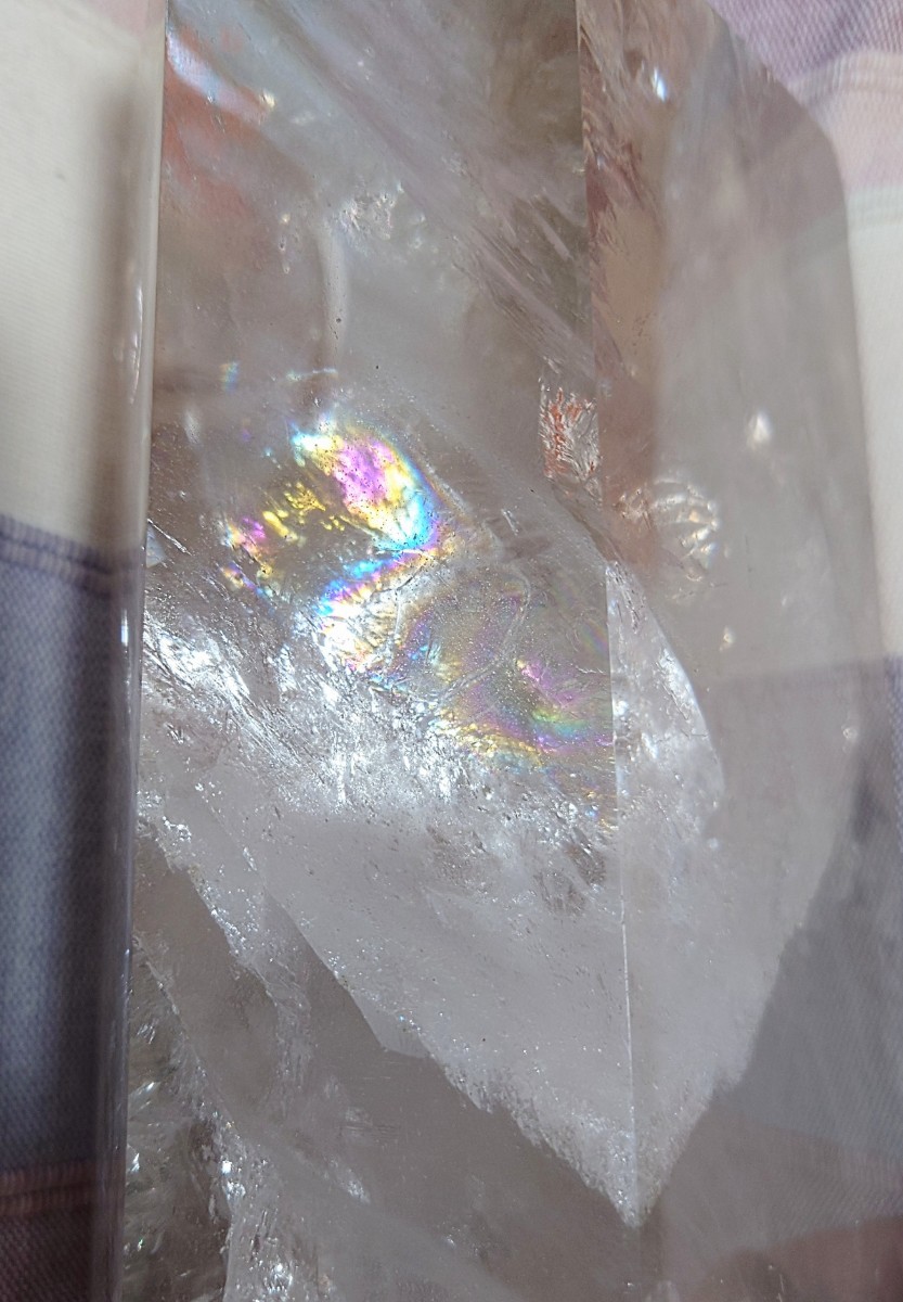 輝く虹！ライトニング水晶六角柱 6.4kg_画像3