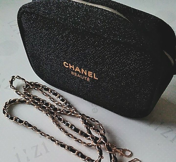 CHANEL シャネル 2020年ホリデー限定ノベルティバッグ 黒ポーチ CHANEL シャネル 2020年ホリデー限定ノベルティバッグ 黒ポーチ