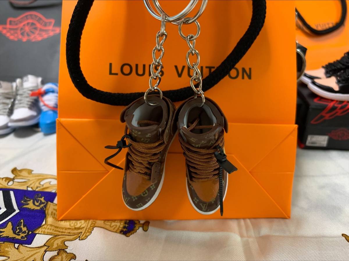 ジョーダン キーホルダー 両足 2足 セット 箱なし OFF WHITE×LV ジョーダン キーホルダー 両足 2足 セット 箱なし OFF WHITE×LV