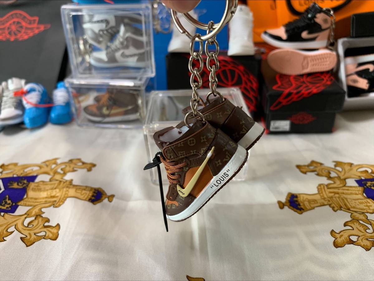 ジョーダン キーホルダー 両足 2足 セット 箱なし OFF WHITE×LV ジョーダン キーホルダー 両足 2足 セット 箱なし OFF WHITE×LV