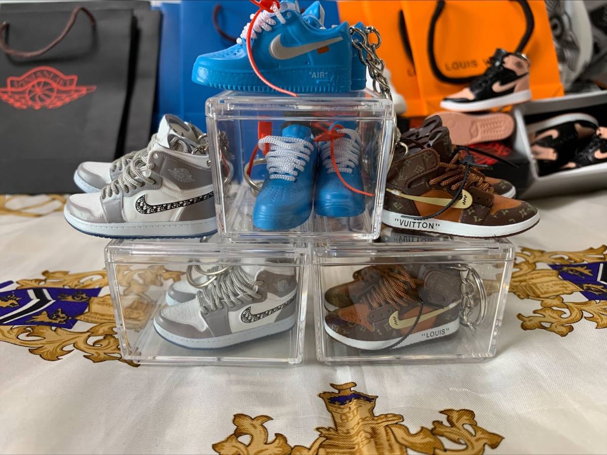 ジョーダン キーホルダー 両足 2足 セット 箱あり OFF WHITE×LV ジョーダン キーホルダー 両足 2足 セット 箱あり OFF WHITE×LV