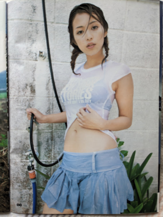  Iwasa Mayuko вырезки gravure страница 8P еженедельный Play Boy 2004.7.20 No.29 размещение 