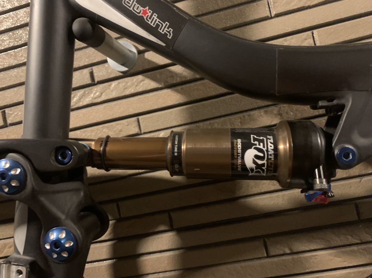 PIVOT ピボット Mach5.7 カーボンフレーム 26 or 27.5インチ Mサイズ PIVOT ピボット Mach5.7 カーボンフレーム 26 or 27.5インチ Mサイズ
