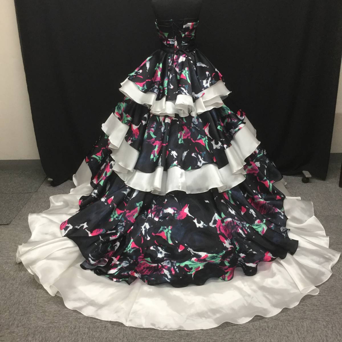 HARDY AMIESハーディエイミス】7~11号☆黒地に赤と緑の柄と白サテン