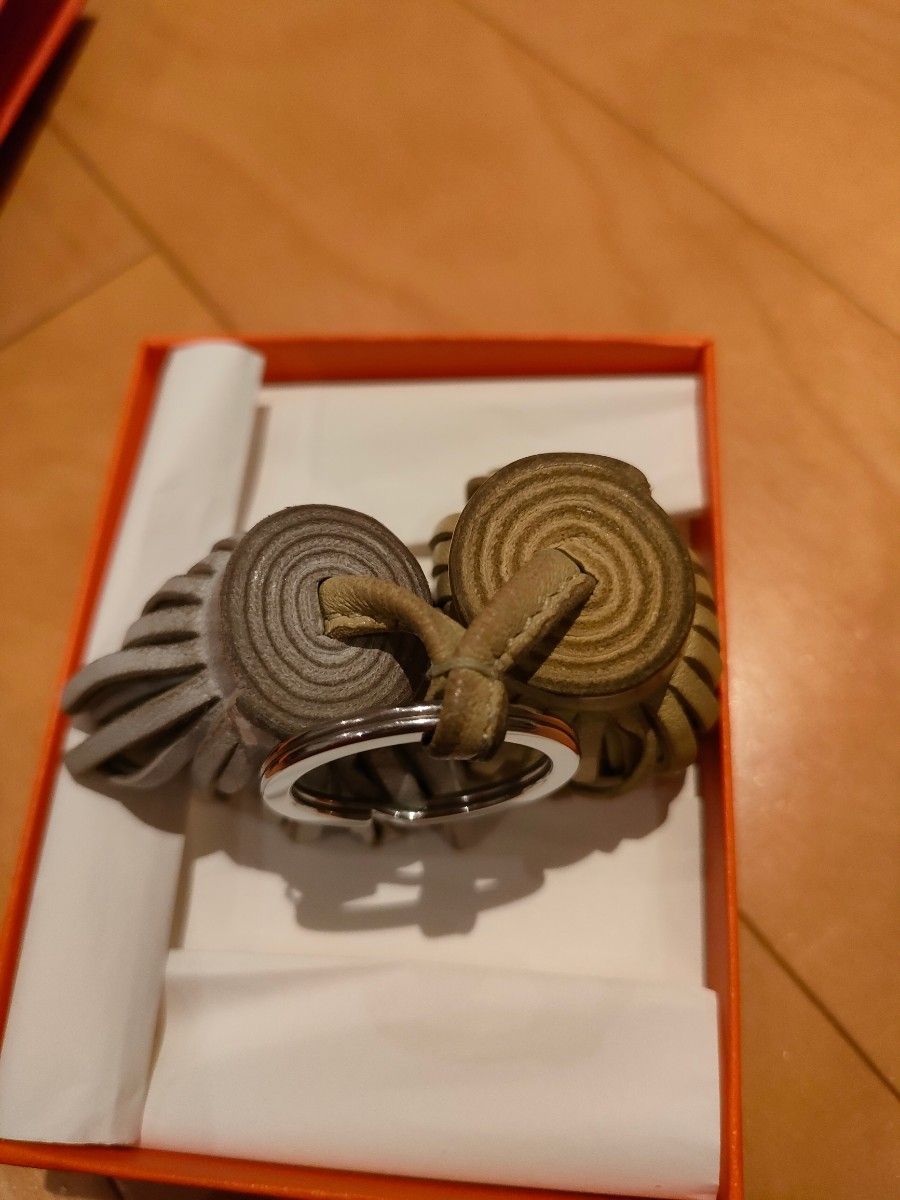HERMES キーホルダー ”カルメン ウノドス” ジョーヌブルジョン