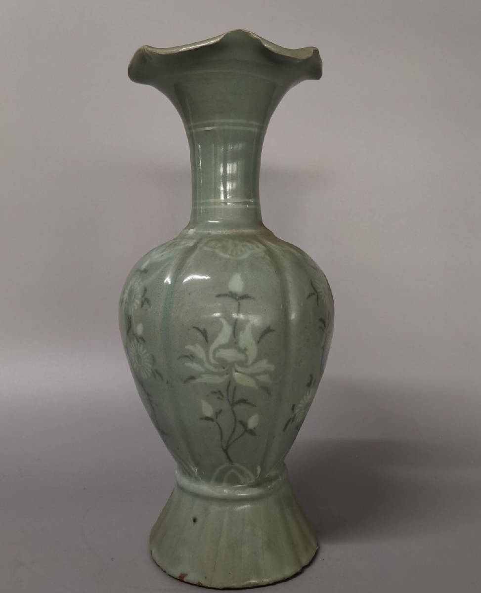 朝鮮高麗時代　花紋六辺形青磁瓶