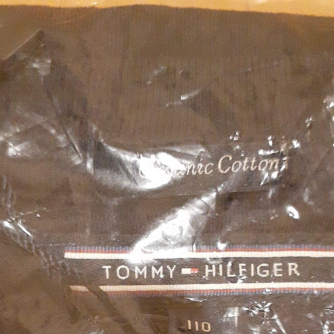 TOMMY HILFIGER トミーヒルフィガー　新品未使用タグ付き　ベーシック Vネック Tシャツワンポイント刺繍 半袖　110